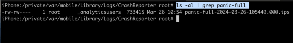 Arquivo de log de kernel panic visível na pasta CrashReporter no dispositivo iOS jailbroken